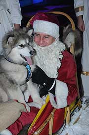 Am 6.12.2012 kam der Frederic Meisner als Nikolaus beim Eiszauber auf Besuch (Foto: Ingrid Grossmann)